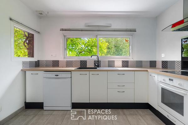 Maison en bois nichée dans un écrin au calme.