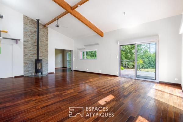 Maison en bois nichée dans un écrin au calme.