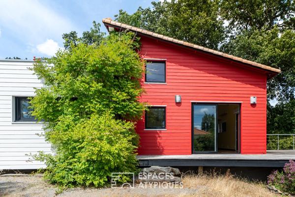 Maison en bois nichée dans un écrin au calme.