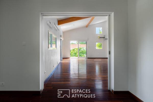 Maison en bois nichée dans un écrin au calme.