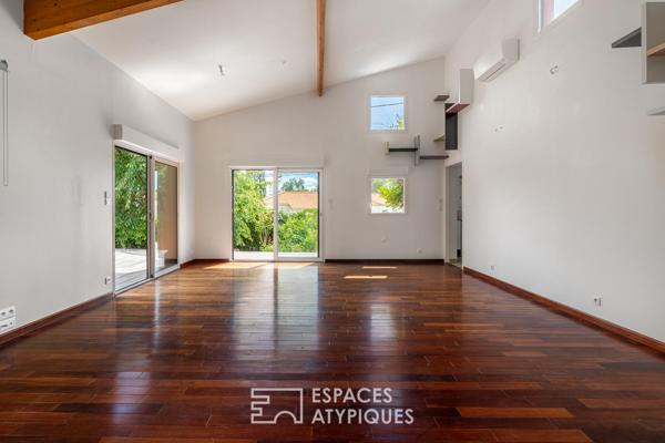 Maison en bois nichée dans un écrin au calme.