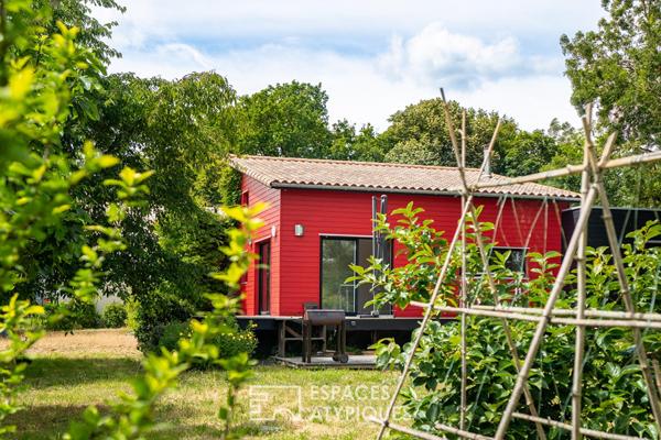 Maison en bois nichée dans un écrin au calme.
