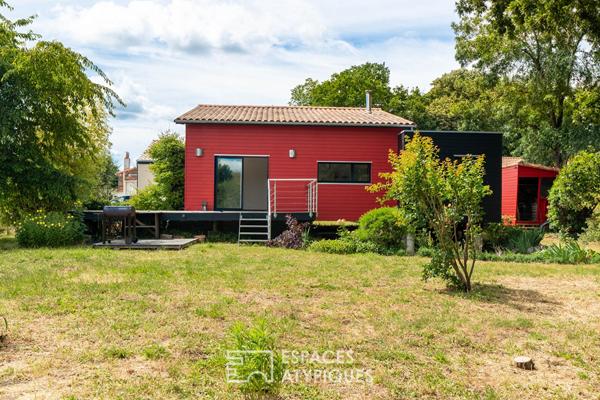Maison en bois nichée dans un écrin au calme.