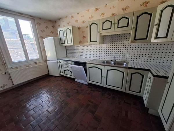 Immeuble comprenant 3 appartements 205m² + dépendances RUGLES