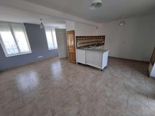 Immeuble comprenant 3 appartements 205m² + dépendances RUGLES