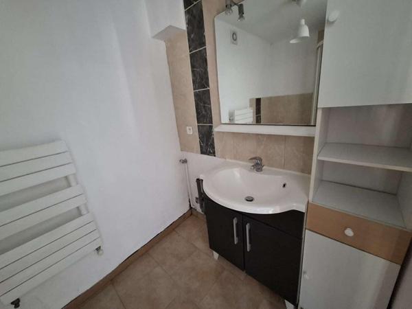 Immeuble comprenant 3 appartements 205m² + dépendances RUGLES