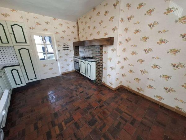 Immeuble comprenant 3 appartements 205m² + dépendances RUGLES