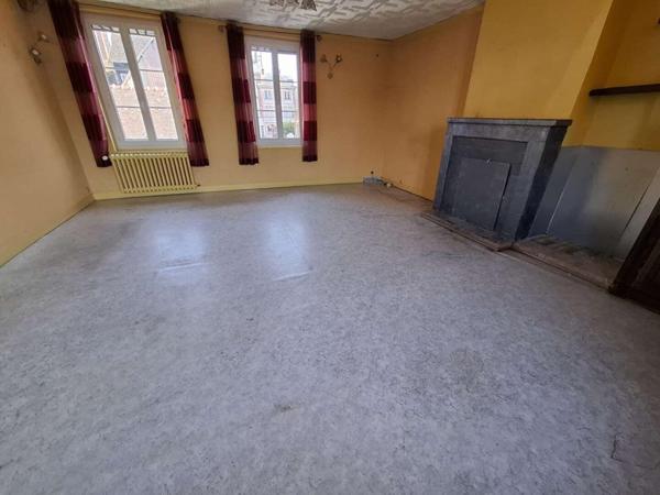 Immeuble comprenant 3 appartements 205m² + dépendances RUGLES