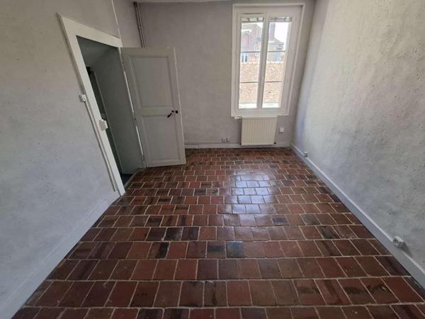 Immeuble comprenant 3 appartements 205m² + dépendances RUGLES