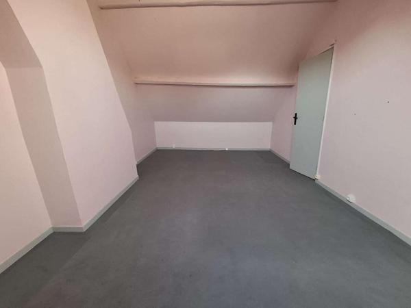 Immeuble comprenant 3 appartements 205m² + dépendances RUGLES