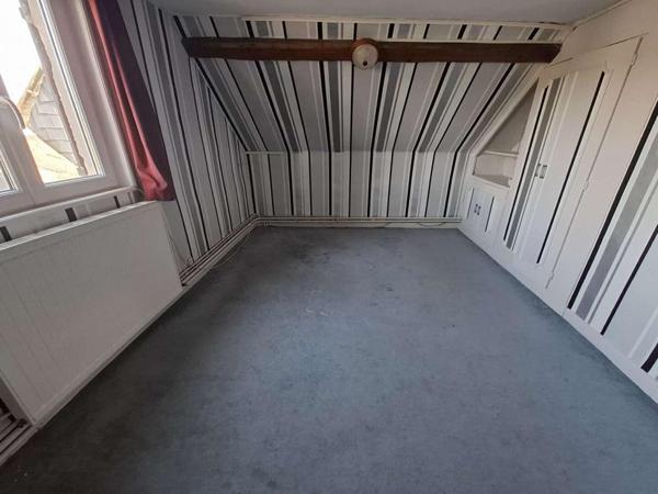 Immeuble comprenant 3 appartements 205m² + dépendances RUGLES