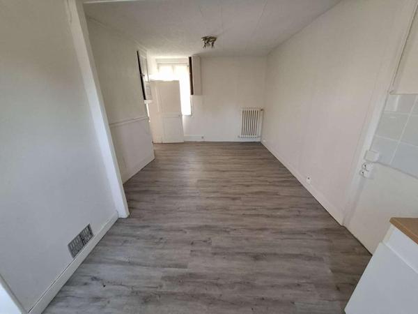 Immeuble comprenant 3 appartements 205m² + dépendances RUGLES