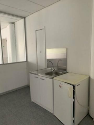 Bureaux à louer à Avignon dans ensemble sécurisé avec grand parking
