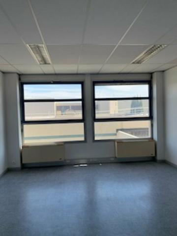Bureaux à louer à Avignon dans ensemble sécurisé avec grand parking