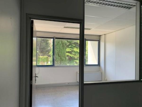 Bureaux à louer à Avignon dans ensemble sécurisé avec grand parking