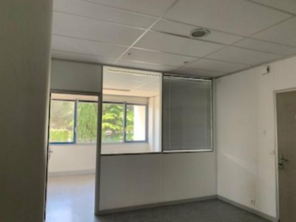 Bureaux à louer à Avignon dans ensemble sécurisé avec grand parking