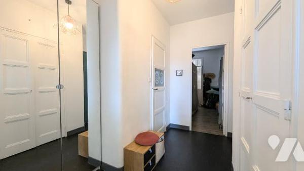 MARSEILLE 13005 Baille Conception - T2 50 m² traversant, dernier étage, véranda