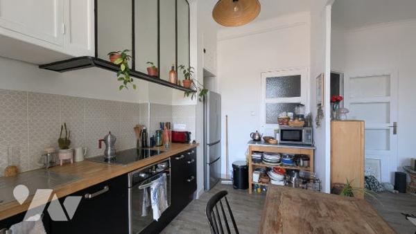 MARSEILLE 13005 Baille Conception - T2 50 m² traversant, dernier étage, véranda