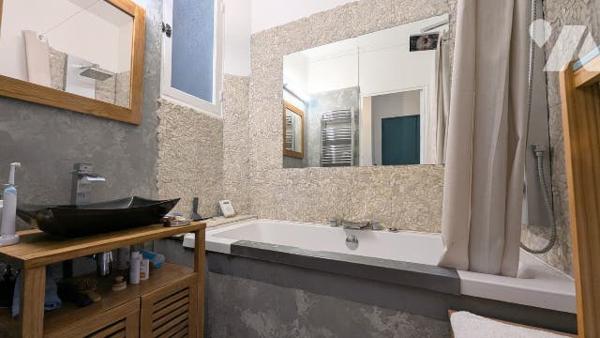 MARSEILLE 13005 Baille Conception - T2 50 m² traversant, dernier étage, véranda