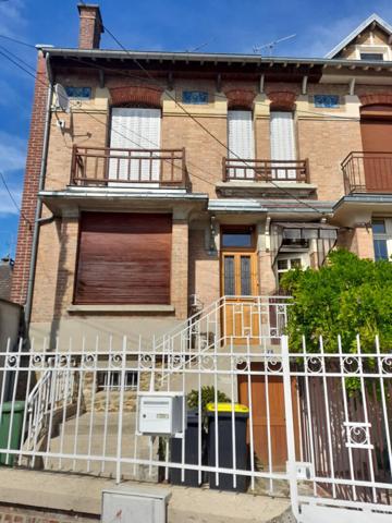 CHAUNY, TRÈS PROCHE CENTRE À PIED : MAISON SEMI INDIVIDUELLE AVEC CACHET