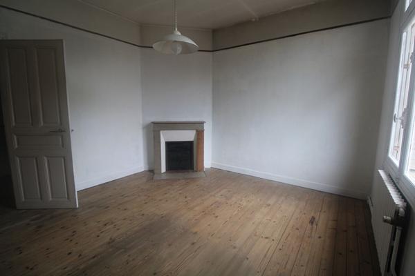 CHAUNY, TRÈS PROCHE CENTRE À PIED : MAISON SEMI INDIVIDUELLE AVEC CACHET