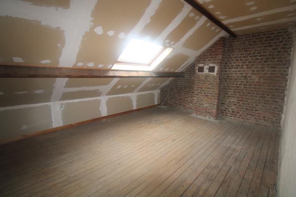 CHAUNY, TRÈS PROCHE CENTRE À PIED : MAISON SEMI INDIVIDUELLE AVEC CACHET