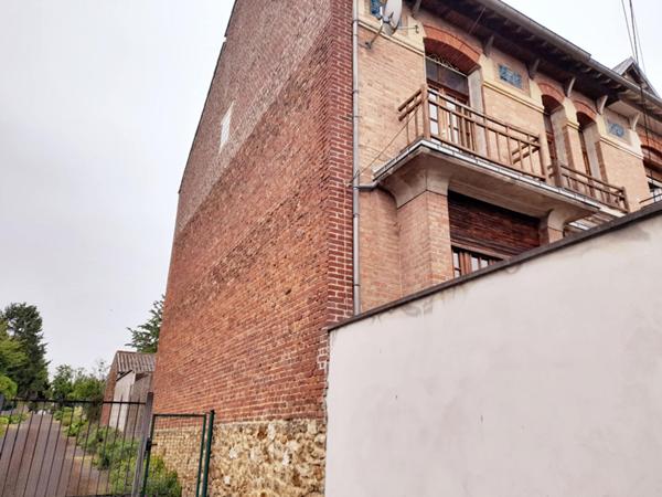 CHAUNY, TRÈS PROCHE CENTRE À PIED : MAISON SEMI INDIVIDUELLE AVEC CACHET