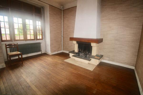 CHAUNY, TRÈS PROCHE CENTRE À PIED : MAISON SEMI INDIVIDUELLE AVEC CACHET