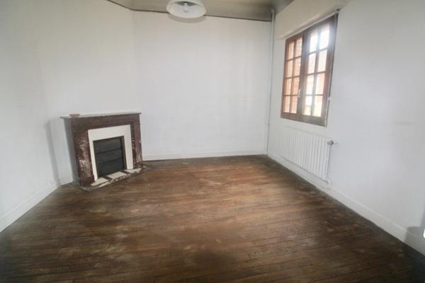 CHAUNY, TRÈS PROCHE CENTRE À PIED : MAISON SEMI INDIVIDUELLE AVEC CACHET