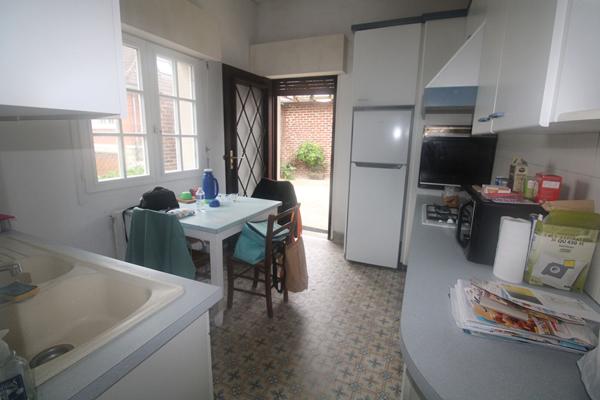 CHAUNY, TRÈS PROCHE CENTRE À PIED : MAISON SEMI INDIVIDUELLE AVEC CACHET