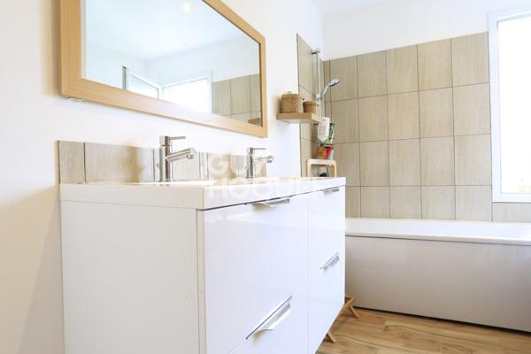 A Vendre, Maison de 122 m² habitables, 5 pièces principales dont 4 chambres, au Sud de BAYEUX. (14240.