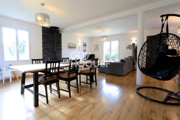 A Vendre, Maison de 122 m² habitables, 5 pièces principales dont 4 chambres, au Sud de BAYEUX. (14240.