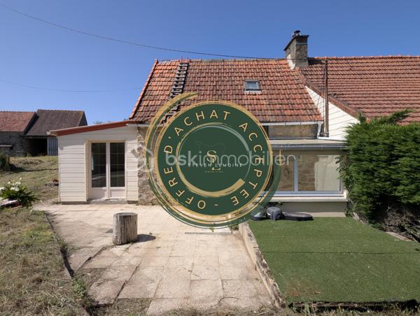 Situé sur la commune de Bricquebec-en-Cotentin, cette charmante maison en Pierre de 57,98 m² habitable offre un beau potentiel d'aménagement sur une parcelle de 565 m².

Partiellement rénover depuis fin 2019, elle se compose au rez-de-chaussée d'une entrée, d'un séjour lumineux, d'une cuisine non aménagée et non équipée ainsi que d'une pièce d'eau.
A l'étage vous découvrirez une chambre pleine de charme avec ses belles poutres apparentes en bois, à l'extérieur vous profiterez d'une agréable terrasse, d'une belle exposition ainsi que de 3 abris de jardin offrant de nombreuses possibilités de stockage ou d'aménagement.

- Maison en pierre pleine de caractère
- Toiture en tuile
- Assainissement par fosses septiques
- Terrain de 565 m²
- Belle orientation
- Quelques travaux déjà engagés depuis fin 2019

Cette maison constitue une excellente opportunité pour un investisseur un primo excédent où toute personne souhaitant créer un intérieur à son image.
Laisser libre cours à votre imagination et révéler tout le potentiel de ce bien !