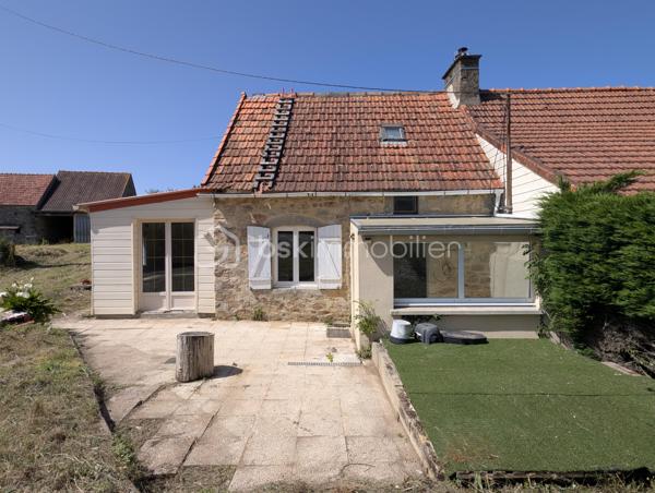Situé sur la commune de Bricquebec-en-Cotentin, cette charmante maison en Pierre de 57,98 m² habitable offre un beau potentiel d'aménagement sur une parcelle de 565 m².

Partiellement rénover depuis fin 2019, elle se compose au rez-de-chaussée d'une entrée, d'un séjour lumineux, d'une cuisine non aménagée et non équipée ainsi que d'une pièce d'eau.
A l'étage vous découvrirez une chambre pleine de charme avec ses belles poutres apparentes en bois, à l'extérieur vous profiterez d'une agréable terrasse, d'une belle exposition ainsi que de 3 abris de jardin offrant de nombreuses possibilités de stockage ou d'aménagement.

- Maison en pierre pleine de caractère
- Toiture en tuile
- Assainissement par fosses septiques
- Terrain de 565 m²
- Belle orientation
- Quelques travaux déjà engagés depuis fin 2019

Cette maison constitue une excellente opportunité pour un investisseur un primo excédent où toute personne souhaitant créer un intérieur à son image.
Laisser libre cours à votre imagination et révéler tout le potentiel de ce bien !