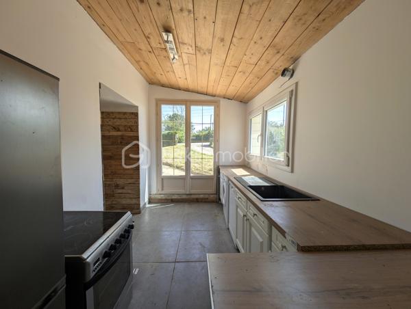 Situé sur la commune de Bricquebec-en-Cotentin, cette charmante maison en Pierre de 57,98 m² habitable offre un beau potentiel d'aménagement sur une parcelle de 565 m².

Partiellement rénover depuis fin 2019, elle se compose au rez-de-chaussée d'une entrée, d'un séjour lumineux, d'une cuisine non aménagée et non équipée ainsi que d'une pièce d'eau.
A l'étage vous découvrirez une chambre pleine de charme avec ses belles poutres apparentes en bois, à l'extérieur vous profiterez d'une agréable terrasse, d'une belle exposition ainsi que de 3 abris de jardin offrant de nombreuses possibilités de stockage ou d'aménagement.

- Maison en pierre pleine de caractère
- Toiture en tuile
- Assainissement par fosses septiques
- Terrain de 565 m²
- Belle orientation
- Quelques travaux déjà engagés depuis fin 2019

Cette maison constitue une excellente opportunité pour un investisseur un primo excédent où toute personne souhaitant créer un intérieur à son image.
Laisser libre cours à votre imagination et révéler tout le potentiel de ce bien !
