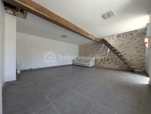 Situé sur la commune de Bricquebec-en-Cotentin, cette charmante maison en Pierre de 57,98 m² habitable offre un beau potentiel d'aménagement sur une parcelle de 565 m².

Partiellement rénover depuis fin 2019, elle se compose au rez-de-chaussée d'une entrée, d'un séjour lumineux, d'une cuisine non aménagée et non équipée ainsi que d'une pièce d'eau.
A l'étage vous découvrirez une chambre pleine de charme avec ses belles poutres apparentes en bois, à l'extérieur vous profiterez d'une agréable terrasse, d'une belle exposition ainsi que de 3 abris de jardin offrant de nombreuses possibilités de stockage ou d'aménagement.

- Maison en pierre pleine de caractère
- Toiture en tuile
- Assainissement par fosses septiques
- Terrain de 565 m²
- Belle orientation
- Quelques travaux déjà engagés depuis fin 2019

Cette maison constitue une excellente opportunité pour un investisseur un primo excédent où toute personne souhaitant créer un intérieur à son image.
Laisser libre cours à votre imagination et révéler tout le potentiel de ce bien !