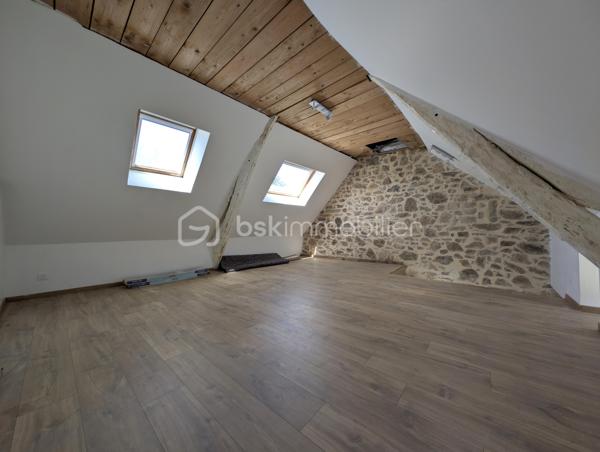 Situé sur la commune de Bricquebec-en-Cotentin, cette charmante maison en Pierre de 57,98 m² habitable offre un beau potentiel d'aménagement sur une parcelle de 565 m².

Partiellement rénover depuis fin 2019, elle se compose au rez-de-chaussée d'une entrée, d'un séjour lumineux, d'une cuisine non aménagée et non équipée ainsi que d'une pièce d'eau.
A l'étage vous découvrirez une chambre pleine de charme avec ses belles poutres apparentes en bois, à l'extérieur vous profiterez d'une agréable terrasse, d'une belle exposition ainsi que de 3 abris de jardin offrant de nombreuses possibilités de stockage ou d'aménagement.

- Maison en pierre pleine de caractère
- Toiture en tuile
- Assainissement par fosses septiques
- Terrain de 565 m²
- Belle orientation
- Quelques travaux déjà engagés depuis fin 2019

Cette maison constitue une excellente opportunité pour un investisseur un primo excédent où toute personne souhaitant créer un intérieur à son image.
Laisser libre cours à votre imagination et révéler tout le potentiel de ce bien !