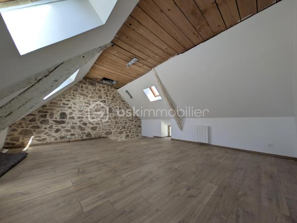 Situé sur la commune de Bricquebec-en-Cotentin, cette charmante maison en Pierre de 57,98 m² habitable offre un beau potentiel d'aménagement sur une parcelle de 565 m².

Partiellement rénover depuis fin 2019, elle se compose au rez-de-chaussée d'une entrée, d'un séjour lumineux, d'une cuisine non aménagée et non équipée ainsi que d'une pièce d'eau.
A l'étage vous découvrirez une chambre pleine de charme avec ses belles poutres apparentes en bois, à l'extérieur vous profiterez d'une agréable terrasse, d'une belle exposition ainsi que de 3 abris de jardin offrant de nombreuses possibilités de stockage ou d'aménagement.

- Maison en pierre pleine de caractère
- Toiture en tuile
- Assainissement par fosses septiques
- Terrain de 565 m²
- Belle orientation
- Quelques travaux déjà engagés depuis fin 2019

Cette maison constitue une excellente opportunité pour un investisseur un primo excédent où toute personne souhaitant créer un intérieur à son image.
Laisser libre cours à votre imagination et révéler tout le potentiel de ce bien !