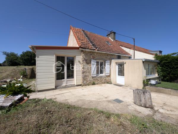Situé sur la commune de Bricquebec-en-Cotentin, cette charmante maison en Pierre de 57,98 m² habitable offre un beau potentiel d'aménagement sur une parcelle de 565 m².

Partiellement rénover depuis fin 2019, elle se compose au rez-de-chaussée d'une entrée, d'un séjour lumineux, d'une cuisine non aménagée et non équipée ainsi que d'une pièce d'eau.
A l'étage vous découvrirez une chambre pleine de charme avec ses belles poutres apparentes en bois, à l'extérieur vous profiterez d'une agréable terrasse, d'une belle exposition ainsi que de 3 abris de jardin offrant de nombreuses possibilités de stockage ou d'aménagement.

- Maison en pierre pleine de caractère
- Toiture en tuile
- Assainissement par fosses septiques
- Terrain de 565 m²
- Belle orientation
- Quelques travaux déjà engagés depuis fin 2019

Cette maison constitue une excellente opportunité pour un investisseur un primo excédent où toute personne souhaitant créer un intérieur à son image.
Laisser libre cours à votre imagination et révéler tout le potentiel de ce bien !