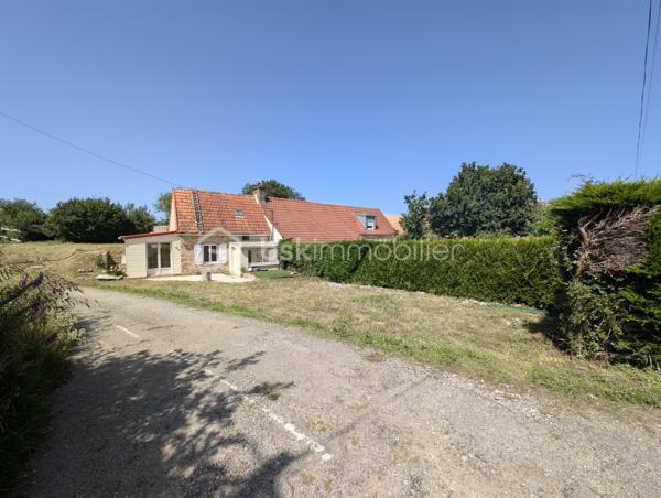 Situé sur la commune de Bricquebec-en-Cotentin, cette charmante maison en Pierre de 57,98 m² habitable offre un beau potentiel d'aménagement sur une parcelle de 565 m².

Partiellement rénover depuis fin 2019, elle se compose au rez-de-chaussée d'une entrée, d'un séjour lumineux, d'une cuisine non aménagée et non équipée ainsi que d'une pièce d'eau.
A l'étage vous découvrirez une chambre pleine de charme avec ses belles poutres apparentes en bois, à l'extérieur vous profiterez d'une agréable terrasse, d'une belle exposition ainsi que de 3 abris de jardin offrant de nombreuses possibilités de stockage ou d'aménagement.

- Maison en pierre pleine de caractère
- Toiture en tuile
- Assainissement par fosses septiques
- Terrain de 565 m²
- Belle orientation
- Quelques travaux déjà engagés depuis fin 2019

Cette maison constitue une excellente opportunité pour un investisseur un primo excédent où toute personne souhaitant créer un intérieur à son image.
Laisser libre cours à votre imagination et révéler tout le potentiel de ce bien !