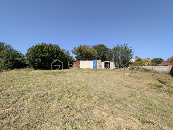 Situé sur la commune de Bricquebec-en-Cotentin, cette charmante maison en Pierre de 57,98 m² habitable offre un beau potentiel d'aménagement sur une parcelle de 565 m².

Partiellement rénover depuis fin 2019, elle se compose au rez-de-chaussée d'une entrée, d'un séjour lumineux, d'une cuisine non aménagée et non équipée ainsi que d'une pièce d'eau.
A l'étage vous découvrirez une chambre pleine de charme avec ses belles poutres apparentes en bois, à l'extérieur vous profiterez d'une agréable terrasse, d'une belle exposition ainsi que de 3 abris de jardin offrant de nombreuses possibilités de stockage ou d'aménagement.

- Maison en pierre pleine de caractère
- Toiture en tuile
- Assainissement par fosses septiques
- Terrain de 565 m²
- Belle orientation
- Quelques travaux déjà engagés depuis fin 2019

Cette maison constitue une excellente opportunité pour un investisseur un primo excédent où toute personne souhaitant créer un intérieur à son image.
Laisser libre cours à votre imagination et révéler tout le potentiel de ce bien !