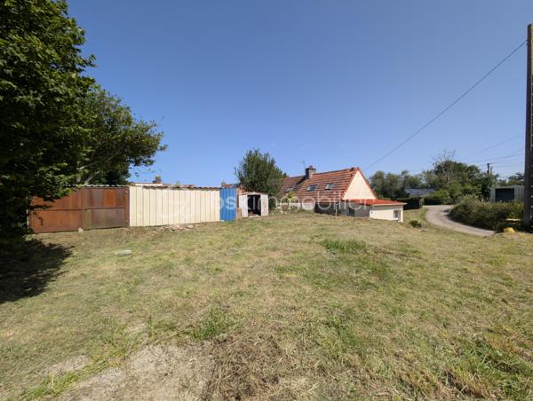 Situé sur la commune de Bricquebec-en-Cotentin, cette charmante maison en Pierre de 57,98 m² habitable offre un beau potentiel d'aménagement sur une parcelle de 565 m².

Partiellement rénover depuis fin 2019, elle se compose au rez-de-chaussée d'une entrée, d'un séjour lumineux, d'une cuisine non aménagée et non équipée ainsi que d'une pièce d'eau.
A l'étage vous découvrirez une chambre pleine de charme avec ses belles poutres apparentes en bois, à l'extérieur vous profiterez d'une agréable terrasse, d'une belle exposition ainsi que de 3 abris de jardin offrant de nombreuses possibilités de stockage ou d'aménagement.

- Maison en pierre pleine de caractère
- Toiture en tuile
- Assainissement par fosses septiques
- Terrain de 565 m²
- Belle orientation
- Quelques travaux déjà engagés depuis fin 2019

Cette maison constitue une excellente opportunité pour un investisseur un primo excédent où toute personne souhaitant créer un intérieur à son image.
Laisser libre cours à votre imagination et révéler tout le potentiel de ce bien !