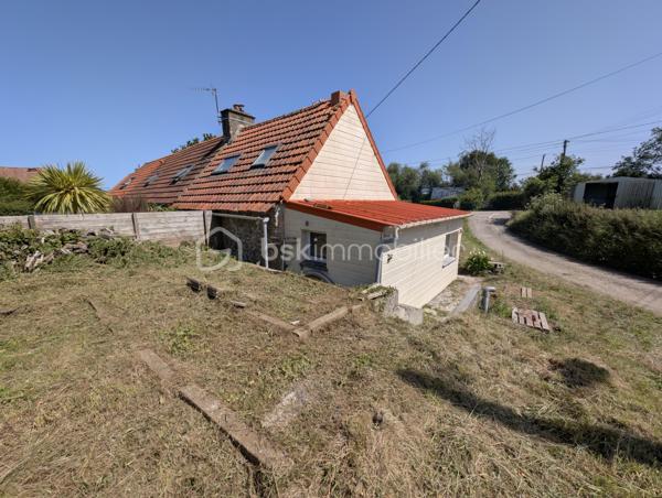 Situé sur la commune de Bricquebec-en-Cotentin, cette charmante maison en Pierre de 57,98 m² habitable offre un beau potentiel d'aménagement sur une parcelle de 565 m².

Partiellement rénover depuis fin 2019, elle se compose au rez-de-chaussée d'une entrée, d'un séjour lumineux, d'une cuisine non aménagée et non équipée ainsi que d'une pièce d'eau.
A l'étage vous découvrirez une chambre pleine de charme avec ses belles poutres apparentes en bois, à l'extérieur vous profiterez d'une agréable terrasse, d'une belle exposition ainsi que de 3 abris de jardin offrant de nombreuses possibilités de stockage ou d'aménagement.

- Maison en pierre pleine de caractère
- Toiture en tuile
- Assainissement par fosses septiques
- Terrain de 565 m²
- Belle orientation
- Quelques travaux déjà engagés depuis fin 2019

Cette maison constitue une excellente opportunité pour un investisseur un primo excédent où toute personne souhaitant créer un intérieur à son image.
Laisser libre cours à votre imagination et révéler tout le potentiel de ce bien !