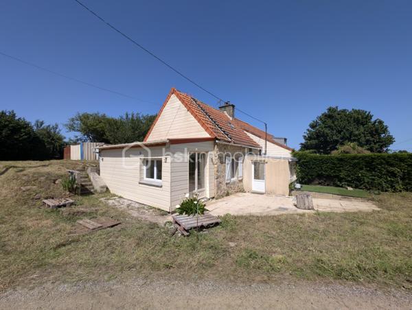 Situé sur la commune de Bricquebec-en-Cotentin, cette charmante maison en Pierre de 57,98 m² habitable offre un beau potentiel d'aménagement sur une parcelle de 565 m².

Partiellement rénover depuis fin 2019, elle se compose au rez-de-chaussée d'une entrée, d'un séjour lumineux, d'une cuisine non aménagée et non équipée ainsi que d'une pièce d'eau.
A l'étage vous découvrirez une chambre pleine de charme avec ses belles poutres apparentes en bois, à l'extérieur vous profiterez d'une agréable terrasse, d'une belle exposition ainsi que de 3 abris de jardin offrant de nombreuses possibilités de stockage ou d'aménagement.

- Maison en pierre pleine de caractère
- Toiture en tuile
- Assainissement par fosses septiques
- Terrain de 565 m²
- Belle orientation
- Quelques travaux déjà engagés depuis fin 2019

Cette maison constitue une excellente opportunité pour un investisseur un primo excédent où toute personne souhaitant créer un intérieur à son image.
Laisser libre cours à votre imagination et révéler tout le potentiel de ce bien !