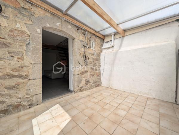 Situé sur la commune de Bricquebec-en-Cotentin, cette charmante maison en Pierre de 57,98 m² habitable offre un beau potentiel d'aménagement sur une parcelle de 565 m².

Partiellement rénover depuis fin 2019, elle se compose au rez-de-chaussée d'une entrée, d'un séjour lumineux, d'une cuisine non aménagée et non équipée ainsi que d'une pièce d'eau.
A l'étage vous découvrirez une chambre pleine de charme avec ses belles poutres apparentes en bois, à l'extérieur vous profiterez d'une agréable terrasse, d'une belle exposition ainsi que de 3 abris de jardin offrant de nombreuses possibilités de stockage ou d'aménagement.

- Maison en pierre pleine de caractère
- Toiture en tuile
- Assainissement par fosses septiques
- Terrain de 565 m²
- Belle orientation
- Quelques travaux déjà engagés depuis fin 2019

Cette maison constitue une excellente opportunité pour un investisseur un primo excédent où toute personne souhaitant créer un intérieur à son image.
Laisser libre cours à votre imagination et révéler tout le potentiel de ce bien !