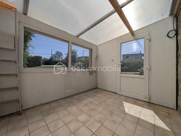 Situé sur la commune de Bricquebec-en-Cotentin, cette charmante maison en Pierre de 57,98 m² habitable offre un beau potentiel d'aménagement sur une parcelle de 565 m².

Partiellement rénover depuis fin 2019, elle se compose au rez-de-chaussée d'une entrée, d'un séjour lumineux, d'une cuisine non aménagée et non équipée ainsi que d'une pièce d'eau.
A l'étage vous découvrirez une chambre pleine de charme avec ses belles poutres apparentes en bois, à l'extérieur vous profiterez d'une agréable terrasse, d'une belle exposition ainsi que de 3 abris de jardin offrant de nombreuses possibilités de stockage ou d'aménagement.

- Maison en pierre pleine de caractère
- Toiture en tuile
- Assainissement par fosses septiques
- Terrain de 565 m²
- Belle orientation
- Quelques travaux déjà engagés depuis fin 2019

Cette maison constitue une excellente opportunité pour un investisseur un primo excédent où toute personne souhaitant créer un intérieur à son image.
Laisser libre cours à votre imagination et révéler tout le potentiel de ce bien !