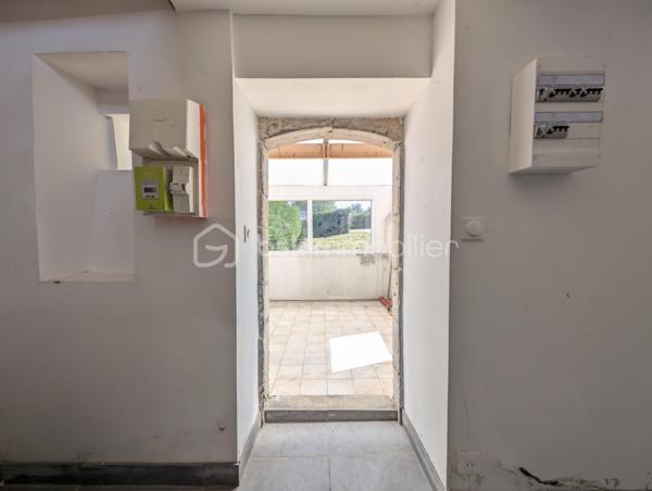 Situé sur la commune de Bricquebec-en-Cotentin, cette charmante maison en Pierre de 57,98 m² habitable offre un beau potentiel d'aménagement sur une parcelle de 565 m².

Partiellement rénover depuis fin 2019, elle se compose au rez-de-chaussée d'une entrée, d'un séjour lumineux, d'une cuisine non aménagée et non équipée ainsi que d'une pièce d'eau.
A l'étage vous découvrirez une chambre pleine de charme avec ses belles poutres apparentes en bois, à l'extérieur vous profiterez d'une agréable terrasse, d'une belle exposition ainsi que de 3 abris de jardin offrant de nombreuses possibilités de stockage ou d'aménagement.

- Maison en pierre pleine de caractère
- Toiture en tuile
- Assainissement par fosses septiques
- Terrain de 565 m²
- Belle orientation
- Quelques travaux déjà engagés depuis fin 2019

Cette maison constitue une excellente opportunité pour un investisseur un primo excédent où toute personne souhaitant créer un intérieur à son image.
Laisser libre cours à votre imagination et révéler tout le potentiel de ce bien !