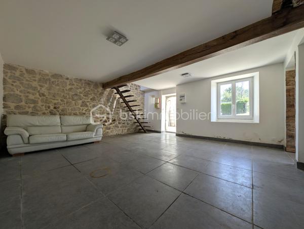 Situé sur la commune de Bricquebec-en-Cotentin, cette charmante maison en Pierre de 57,98 m² habitable offre un beau potentiel d'aménagement sur une parcelle de 565 m².

Partiellement rénover depuis fin 2019, elle se compose au rez-de-chaussée d'une entrée, d'un séjour lumineux, d'une cuisine non aménagée et non équipée ainsi que d'une pièce d'eau.
A l'étage vous découvrirez une chambre pleine de charme avec ses belles poutres apparentes en bois, à l'extérieur vous profiterez d'une agréable terrasse, d'une belle exposition ainsi que de 3 abris de jardin offrant de nombreuses possibilités de stockage ou d'aménagement.

- Maison en pierre pleine de caractère
- Toiture en tuile
- Assainissement par fosses septiques
- Terrain de 565 m²
- Belle orientation
- Quelques travaux déjà engagés depuis fin 2019

Cette maison constitue une excellente opportunité pour un investisseur un primo excédent où toute personne souhaitant créer un intérieur à son image.
Laisser libre cours à votre imagination et révéler tout le potentiel de ce bien !