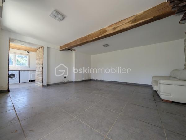 Situé sur la commune de Bricquebec-en-Cotentin, cette charmante maison en Pierre de 57,98 m² habitable offre un beau potentiel d'aménagement sur une parcelle de 565 m².

Partiellement rénover depuis fin 2019, elle se compose au rez-de-chaussée d'une entrée, d'un séjour lumineux, d'une cuisine non aménagée et non équipée ainsi que d'une pièce d'eau.
A l'étage vous découvrirez une chambre pleine de charme avec ses belles poutres apparentes en bois, à l'extérieur vous profiterez d'une agréable terrasse, d'une belle exposition ainsi que de 3 abris de jardin offrant de nombreuses possibilités de stockage ou d'aménagement.

- Maison en pierre pleine de caractère
- Toiture en tuile
- Assainissement par fosses septiques
- Terrain de 565 m²
- Belle orientation
- Quelques travaux déjà engagés depuis fin 2019

Cette maison constitue une excellente opportunité pour un investisseur un primo excédent où toute personne souhaitant créer un intérieur à son image.
Laisser libre cours à votre imagination et révéler tout le potentiel de ce bien !
