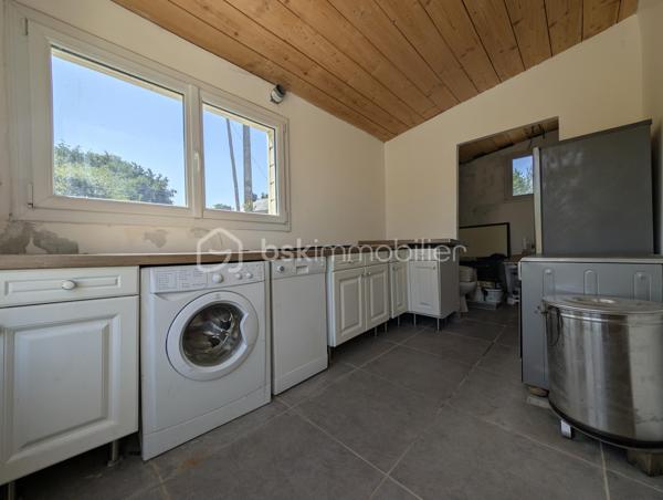 Situé sur la commune de Bricquebec-en-Cotentin, cette charmante maison en Pierre de 57,98 m² habitable offre un beau potentiel d'aménagement sur une parcelle de 565 m².

Partiellement rénover depuis fin 2019, elle se compose au rez-de-chaussée d'une entrée, d'un séjour lumineux, d'une cuisine non aménagée et non équipée ainsi que d'une pièce d'eau.
A l'étage vous découvrirez une chambre pleine de charme avec ses belles poutres apparentes en bois, à l'extérieur vous profiterez d'une agréable terrasse, d'une belle exposition ainsi que de 3 abris de jardin offrant de nombreuses possibilités de stockage ou d'aménagement.

- Maison en pierre pleine de caractère
- Toiture en tuile
- Assainissement par fosses septiques
- Terrain de 565 m²
- Belle orientation
- Quelques travaux déjà engagés depuis fin 2019

Cette maison constitue une excellente opportunité pour un investisseur un primo excédent où toute personne souhaitant créer un intérieur à son image.
Laisser libre cours à votre imagination et révéler tout le potentiel de ce bien !